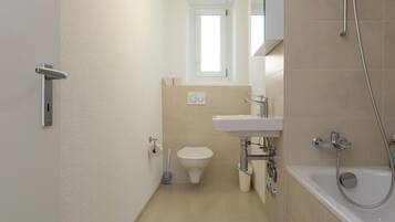 Design Apartment, 2 Bedrooms, Non Smoking, Kitchen | Bathroom | Combined shower/tub, free toiletries, hair dryer, towels