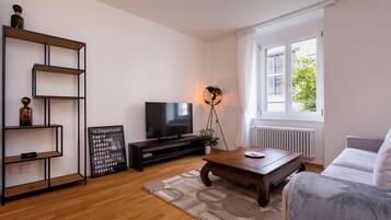 Premium-Apartment, 2 Schlafzimmer | Wohnbereich | 32-Zoll-Smart-TV mit Digitalempfang