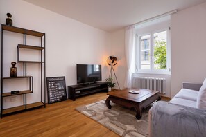 Premium-íbúð - 2 svefnherbergi | Stofa | 32-tommu snjallsjónvarp með stafrænum rásum