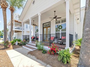 Terrace/patio - 3-Min Walk to Beach, 2 Fully Equipped Homes for Your Destin Getaway (Destin)