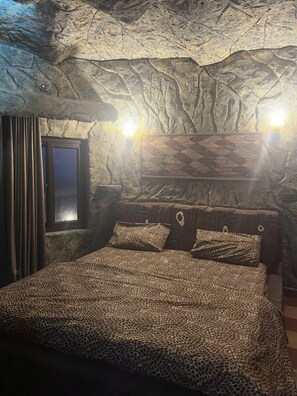 9 Schlafzimmer, Zimmersafe, Schreibtisch, Bügeleisen/Bügelbrett