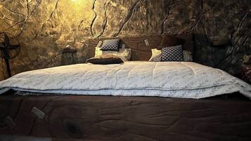 9 makuuhuonetta, tallelokero huoneessa, työpöytä, silitysrauta/-lauta