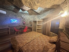 9 slaapkamers, een kluis op de kamer, een bureau