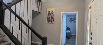 5BR/2.5BA Colonial Home Near AT&T and Globe Life