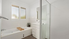 Shower, hair dryer - ZenVine Retreat- A place to recharge in Hunter Valley (Cessnock)