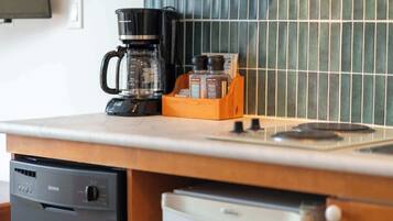 Kaffe- och tebryggare, kylskåp, mikrovågsugn och spishäll