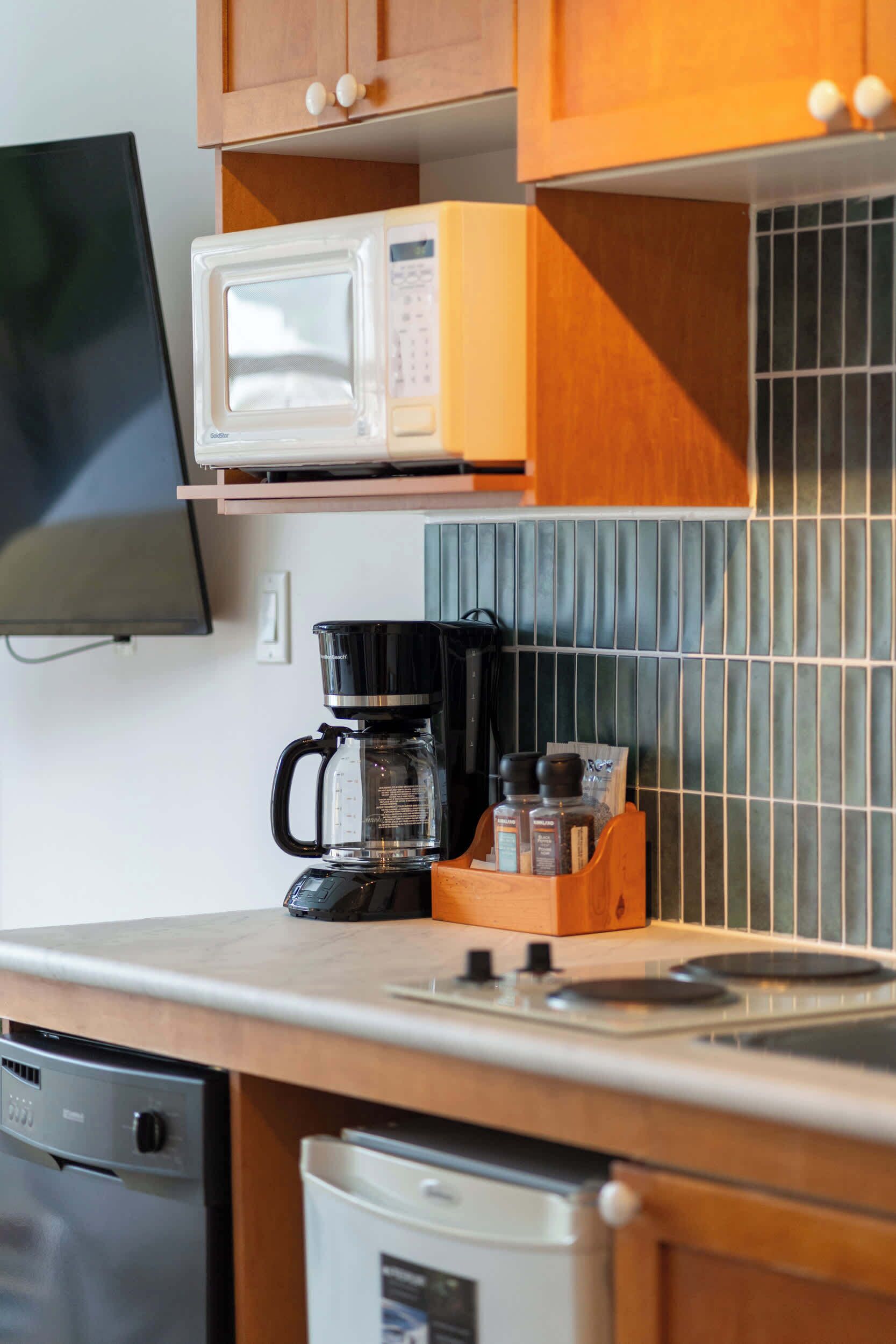 Fridge, microwave, stovetop, dishwasher