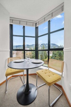 Dining - Mid Century Modern - Studio w Pool & Hot Tub (Whistler)
