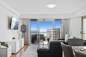 TV - 3 Bedroom Apartment with Ocean View - Q Stay (Moroccan 41 - 2N - NB) (Surfers Paradise)