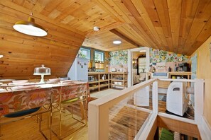 Jääkaappi, mikroaaltouuni, liesi, kahvin-/teenkeitin