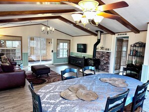 Dining - Deer Harbor Cottages (Deer Harbor)