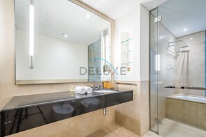 Sèche-cheveux, serviettes fournies, savon, shampoing