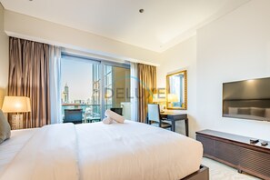 In-room safe, iron/ironing board, free WiFi, bed sheets - Chic Studio in The Address Residence Dubai Marina by Deluxe Holiday Homes (Dubai)