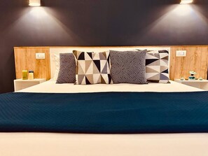 Family Room, Balcony, Sea View | In-room safe, desk, blackout curtains, soundproofing - B&B THE SUN - Family Rooms (Tropea)