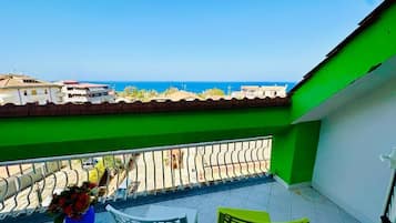 Panoramic-Vierbettzimmer | Terrasse/Patio