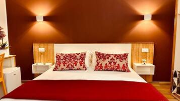 Panoramic-Vierbettzimmer | Zimmersafe, Schreibtisch, Verdunkelungsvorhänge, schallisolierte Zimmer