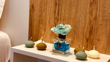 Caja de seguridad en la habitación, escritorio y cortinas blackout