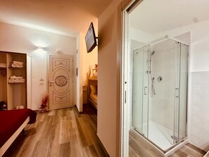 Buồng tắm vòi sen, đồ dùng nhà tắm miễn phí, máy sấy tóc 