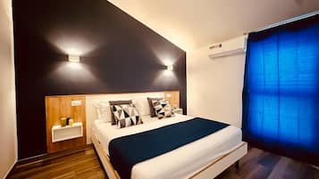 Caja de seguridad en la habitación, escritorio y cortinas blackout