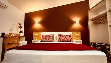 Zimmersafe, Schreibtisch, Verdunkelungsvorhänge, schallisolierte Zimmer