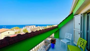 Caja de seguridad en la habitación, escritorio y cortinas blackout