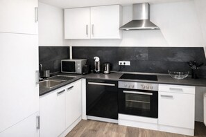 Kühlschrank, Mikrowelle, Ofen, Herdplatte