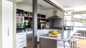 Microwave, dishwasher, coffee/tea maker - FREE NIGHT. Pay for 2 stay for 3 (Mollymook Beach)