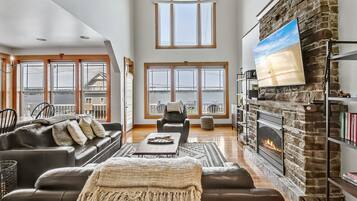 Smart-tv, eldstad, tv-spel och böcker