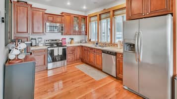 Jääkaappi, mikroaaltouuni, uuni, liesi