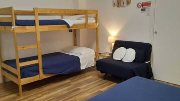 1 habitación, tabla de planchar con plancha, wifi y ropa de cama