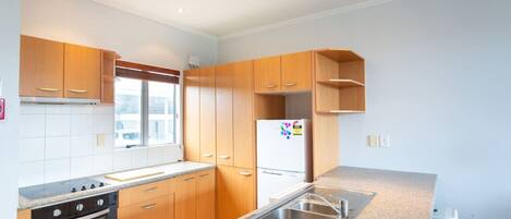 ثلاجة، ميكروويف، فرن، موقد طهي مسطح