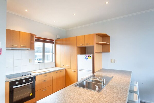 Køleskab, mikrobølgeovn, ovn, kogeplade