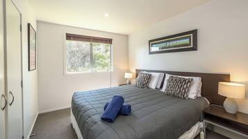 2 bedrooms, iron/ironing board, WiFi (free), bed sheets