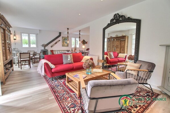 Televisión, libros y oficina 