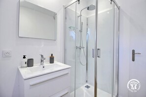 Shower, hair dryer, towels