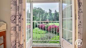Habitación con vista a un jardín a través de un ventanal.
