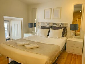 3 bedrooms, iron/ironing board, Internet, bed sheets - Stay as a local! Charming Bica 3 Bedroom Apartment (Lisboa)