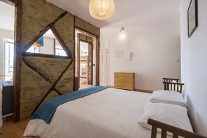 1 slaapkamer, een strijkplank/strijkijzer, internet, beddengoed