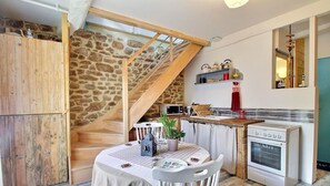 Kühlschrank, Mikrowelle, Herdplatte, Kochgeschirr/Geschirr/Besteck