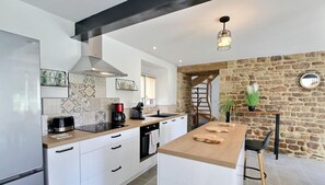 ثلاجة، ميكروويف، فرن، موقد طهي مسطح