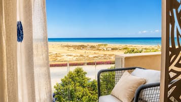 Un balcon avec vue sur une plage et l’océan.