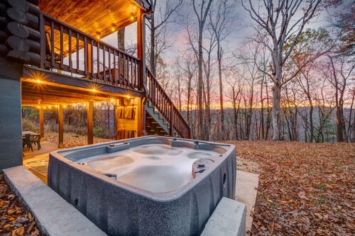 James River Cabin, Riverfront with Hot Tub and Views!