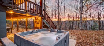 James River Cabin, Riverfront with Hot Tub and Views!