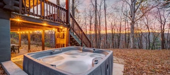 James River Cabin, Riverfront with Hot Tub and Views!