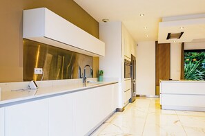 Een microgolfoven, een oven, een kookplaat, een vaatwasser