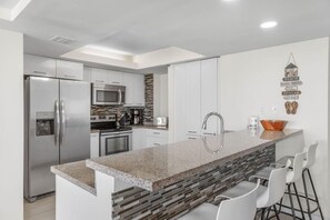 冷蔵庫、電子レンジ、オーブン、コンロ