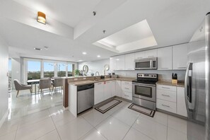 Fridge, microwave, oven, stovetop - Solare Tower Sunset Panorama Paradise (South Padre Island)