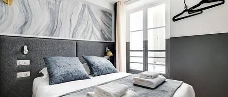 Iron/ironing board, Internet, bed sheets