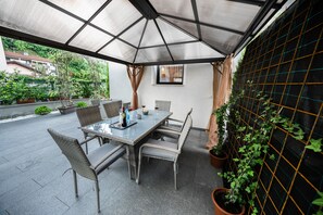 屋外ダイニングエリア