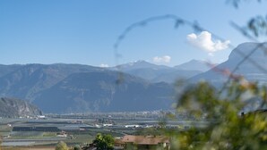 A landscape with mountains, vineyards, and a small town. - 723A Apartment Burgunderhof (Termeno sulla strada del vino)